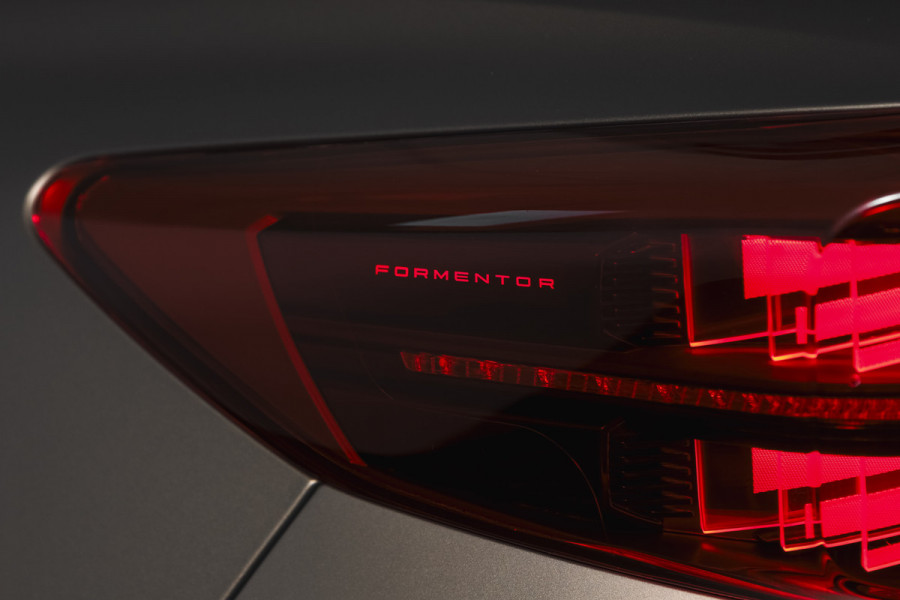CUPRA Formentor 1.5 TSI e-Hybrid 272 PK VZ Extreme | Maxton Design | Bronze Matt | S/K-Panodak | Sennheiser | Elek. stoelen | Matrix LED | Adapt. Cruise | Stoel-+stuurverw. | Camera | NAV+App. Connect | Elek. Klep | LM 19" | 5253