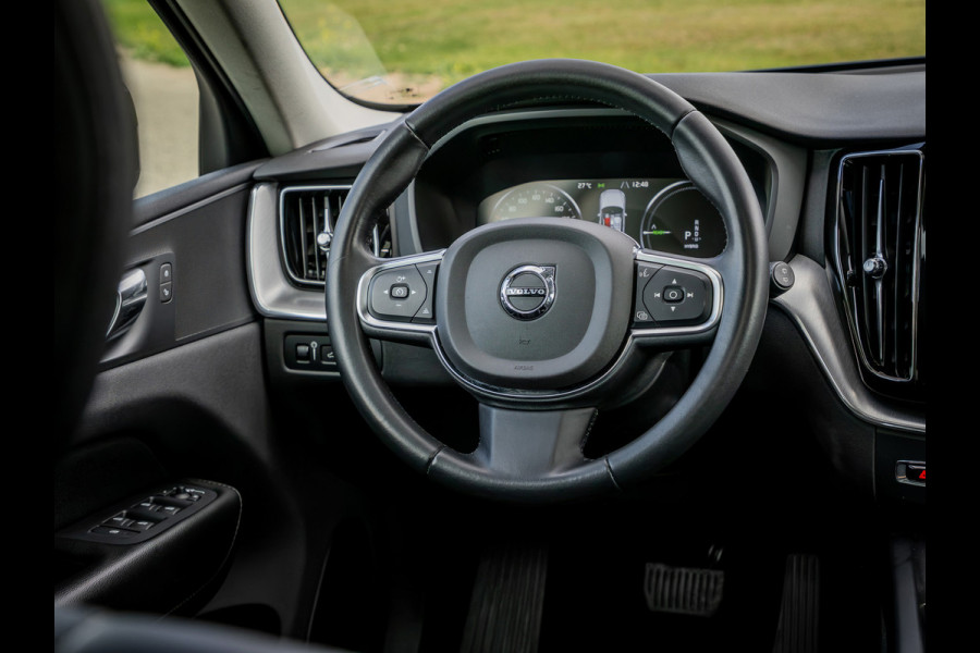 Volvo XC60 2.0 T8 Twin Engine AWD Momentum Pro | Panoramadak | Trekhaak