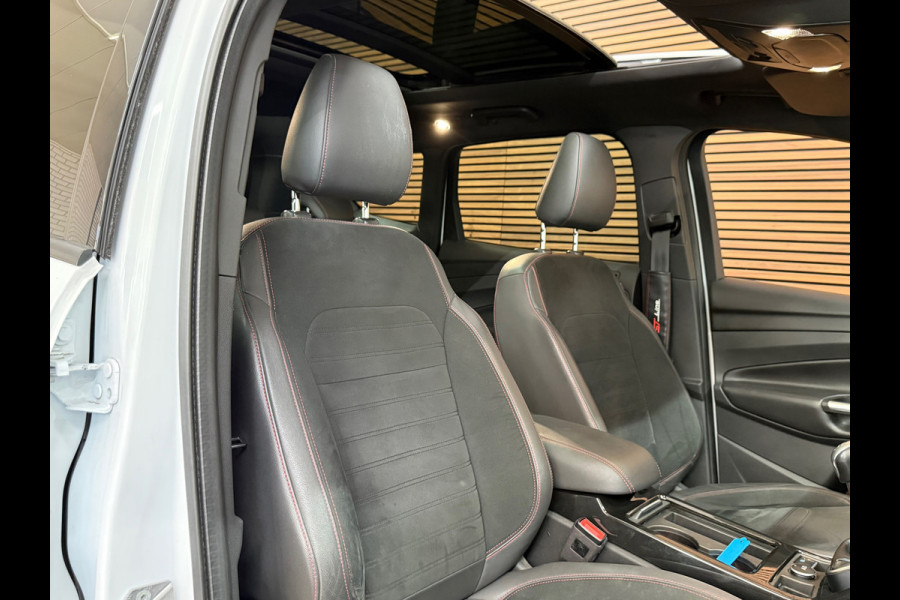 Ford Kuga 1.5 EcoBoost ST Line | 150 PK | Winterpakket | Handgeschakeld | Panoramadak | 19" | Navigatie