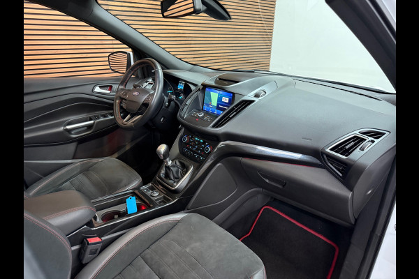 Ford Kuga 1.5 EcoBoost ST Line | 150 PK | Winterpakket | Handgeschakeld | Panoramadak | 19" | Navigatie