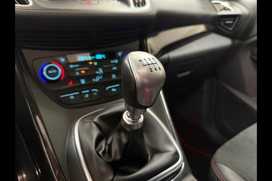Ford Kuga 1.5 EcoBoost ST Line | 150 PK | Winterpakket | Handgeschakeld | Panoramadak | 19" | Navigatie