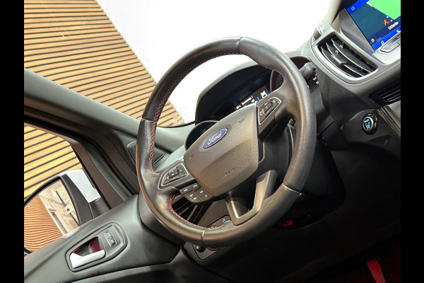 Ford Kuga 1.5 EcoBoost ST Line | 150 PK | Winterpakket | Handgeschakeld | Panoramadak | 19" | Navigatie