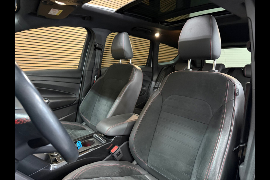 Ford Kuga 1.5 EcoBoost ST Line | 150 PK | Winterpakket | Handgeschakeld | Panoramadak | 19" | Navigatie