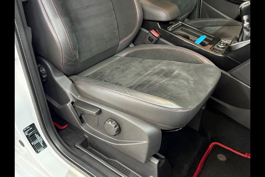 Ford Kuga 1.5 EcoBoost ST Line | 150 PK | Winterpakket | Handgeschakeld | Panoramadak | 19" | Navigatie
