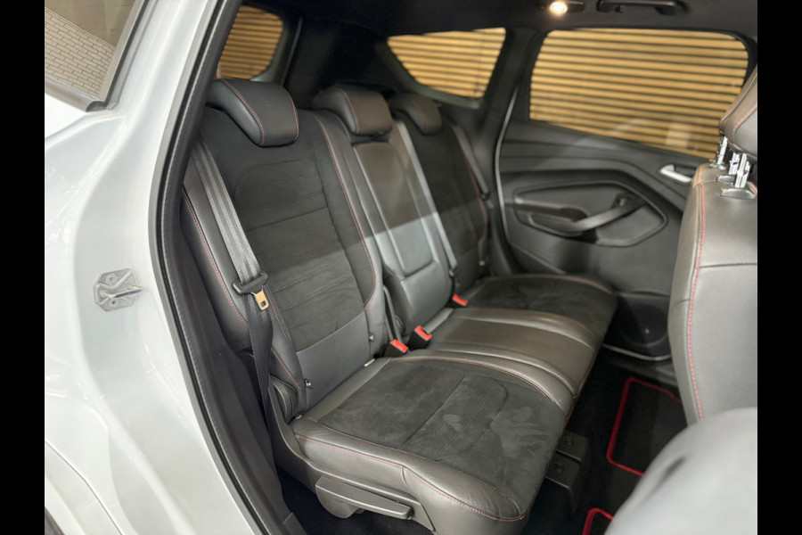 Ford Kuga 1.5 EcoBoost ST Line | 150 PK | Winterpakket | Handgeschakeld | Panoramadak | 19" | Navigatie