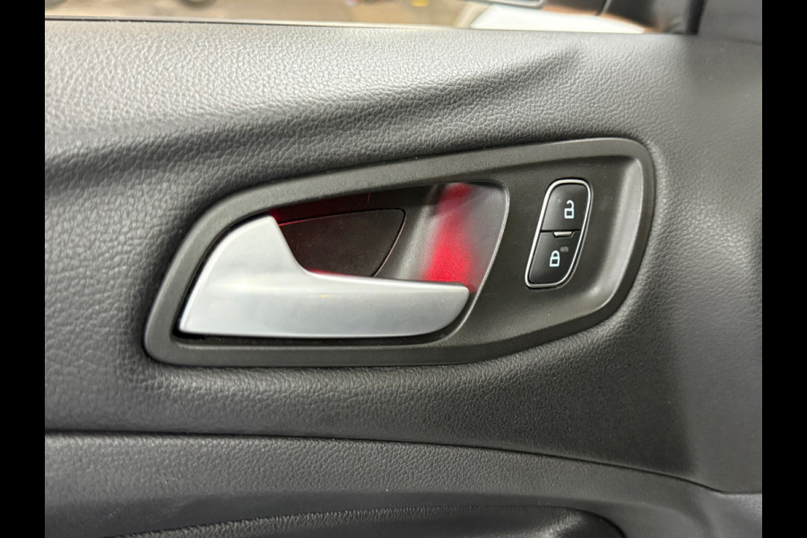 Ford Kuga 1.5 EcoBoost ST Line | 150 PK | Winterpakket | Handgeschakeld | Panoramadak | 19" | Navigatie