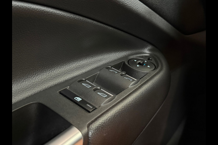 Ford Kuga 1.5 EcoBoost ST Line | 150 PK | Winterpakket | Handgeschakeld | Panoramadak | 19" | Navigatie
