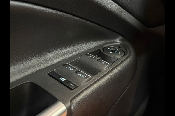 Ford Kuga 1.5 EcoBoost ST Line | 150 PK | Winterpakket | Handgeschakeld | Panoramadak | 19" | Navigatie