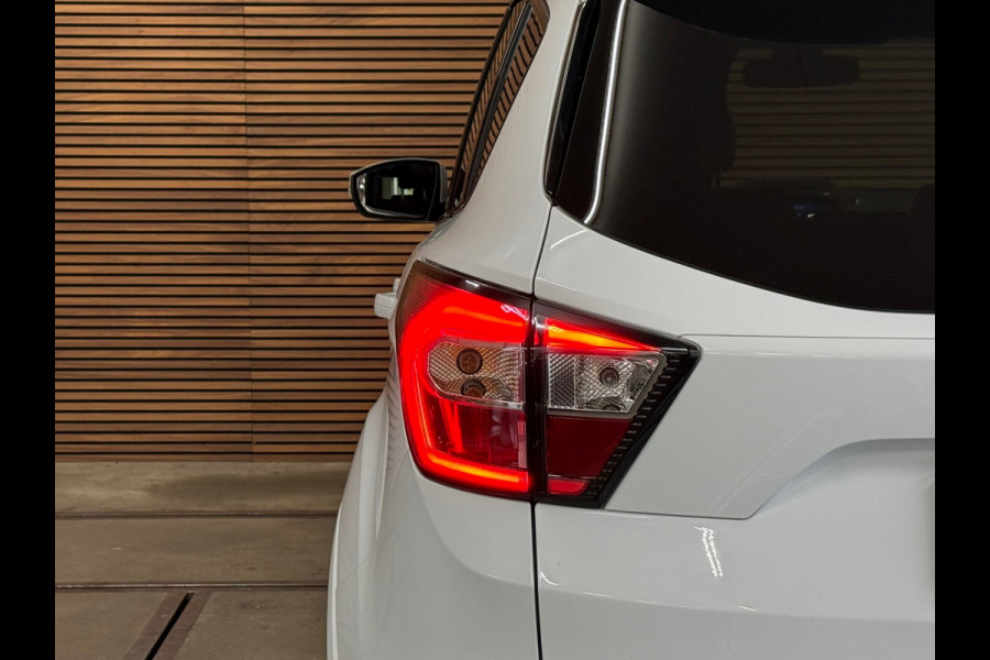 Ford Kuga 1.5 EcoBoost ST Line | 150 PK | Winterpakket | Handgeschakeld | Panoramadak | 19" | Navigatie