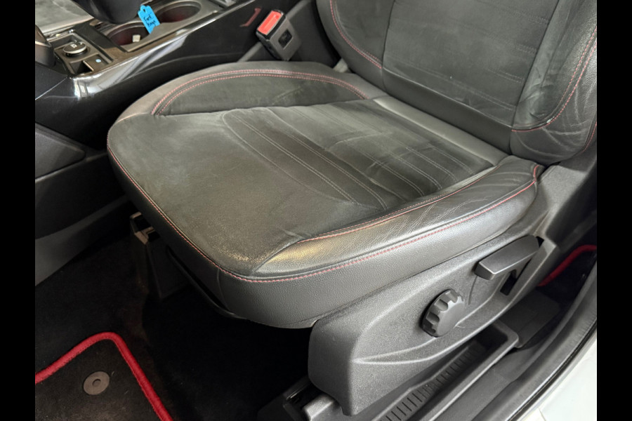 Ford Kuga 1.5 EcoBoost ST Line | 150 PK | Winterpakket | Handgeschakeld | Panoramadak | 19" | Navigatie