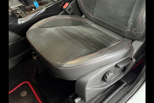 Ford Kuga 1.5 EcoBoost ST Line | 150 PK | Winterpakket | Handgeschakeld | Panoramadak | 19" | Navigatie