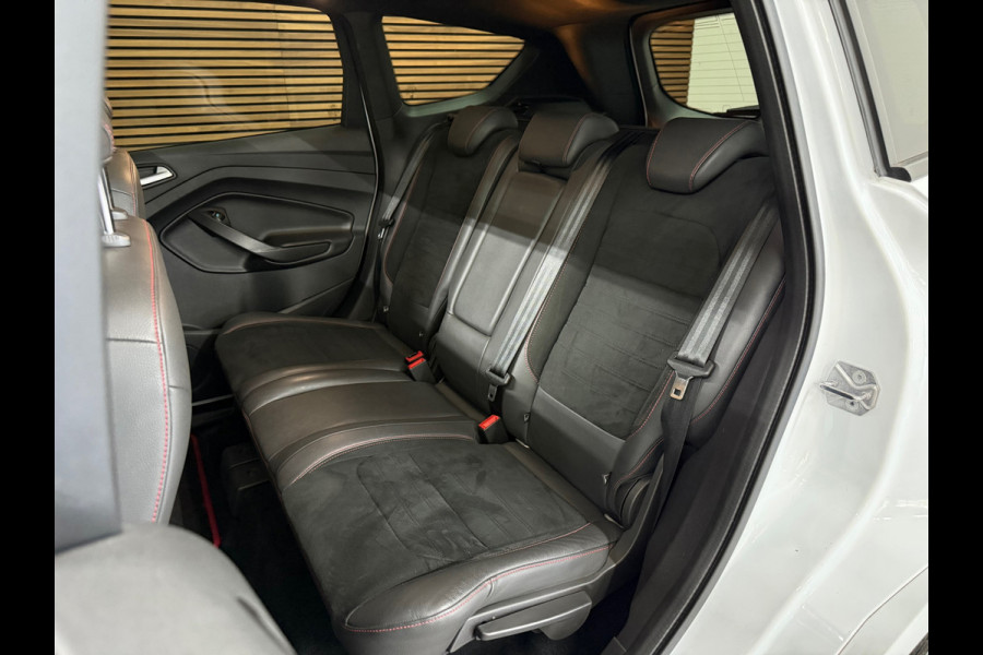 Ford Kuga 1.5 EcoBoost ST Line | 150 PK | Winterpakket | Handgeschakeld | Panoramadak | 19" | Navigatie