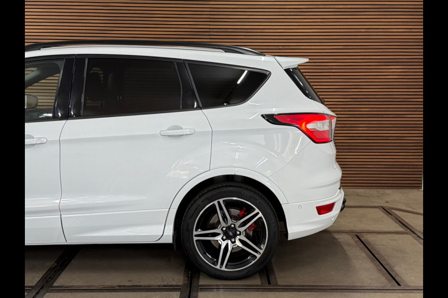 Ford Kuga 1.5 EcoBoost ST Line | 150 PK | Winterpakket | Handgeschakeld | Panoramadak | 19" | Navigatie