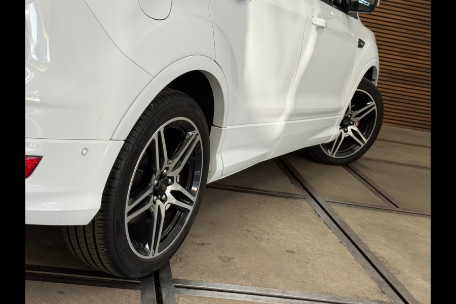 Ford Kuga 1.5 EcoBoost ST Line | 150 PK | Winterpakket | Handgeschakeld | Panoramadak | 19" | Navigatie