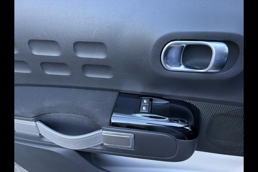 Citroën C3 1.2 PureTech C-Series Airco - Apple carplay - Bluetooth - Cruise control - Licht metalen velgen 16 inch - Navigatiesysteem - Radio - Stuur multifunctioneel - Led verlichting - Mistlampen - Start/stop systeem - Elektrische ramen - Extra getint glas achter