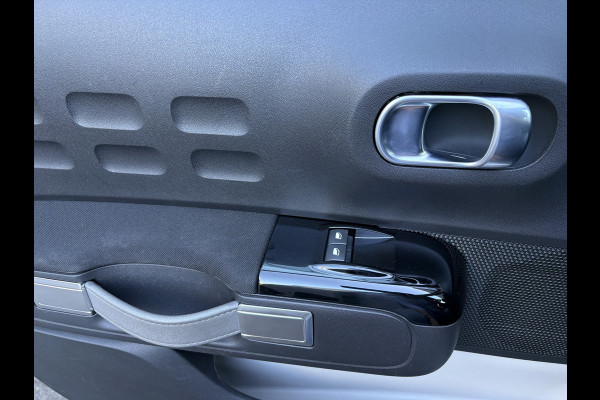 Citroën C3 1.2 PureTech C-Series Airco - Apple carplay - Bluetooth - Cruise control - Licht metalen velgen 16 inch - Navigatiesysteem - Radio - Stuur multifunctioneel - Led verlichting - Mistlampen - Start/stop systeem - Elektrische ramen - Extra getint glas achter