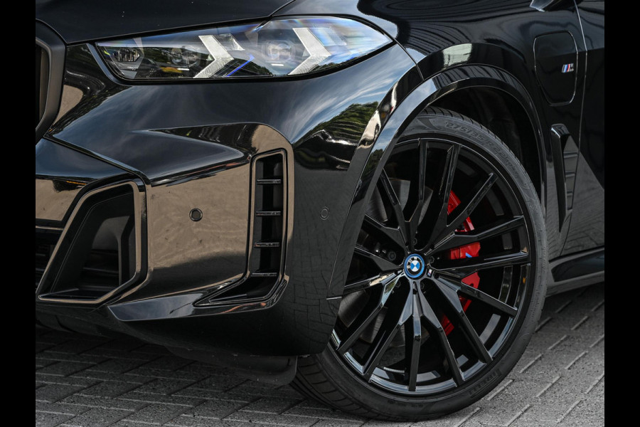 BMW X5 xDrive50e M-Sport Pro | Panoramadak | M-Performance Seats | HUD | 360 Camera | Stoelverwarming + Ventilatie | Memory Seats | Ambiance Interieur | Soft Close | Iconic Glow | Achterbank Verwarming |