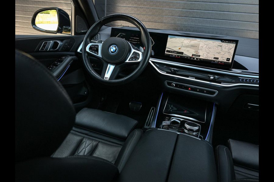 BMW X5 xDrive50e M-Sport Pro | Panoramadak | M-Performance Seats | HUD | 360 Camera | Stoelverwarming + Ventilatie | Memory Seats | Ambiance Interieur | Soft Close | Iconic Glow | Achterbank Verwarming |