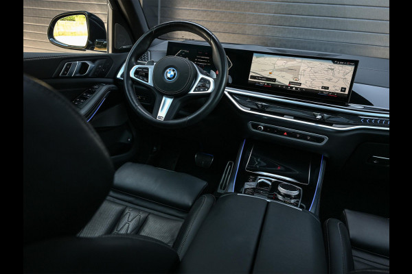BMW X5 xDrive50e M-Sport Pro | Panoramadak | M-Performance Seats | HUD | 360 Camera | Stoelverwarming + Ventilatie | Memory Seats | Ambiance Interieur | Soft Close | Iconic Glow | Achterbank Verwarming |