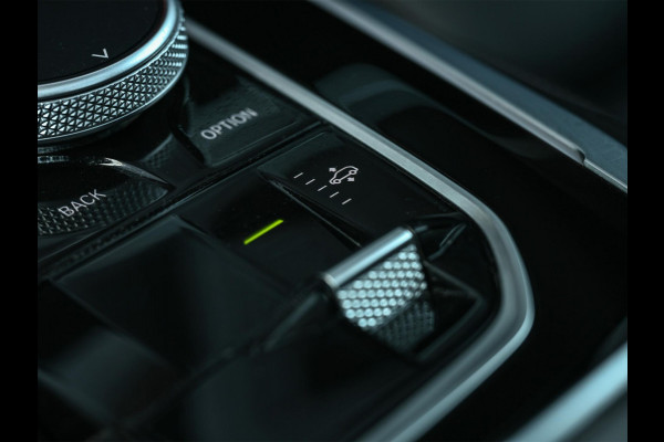 BMW X5 xDrive50e M-Sport Pro | Panoramadak | M-Performance Seats | HUD | 360 Camera | Stoelverwarming + Ventilatie | Memory Seats | Ambiance Interieur | Soft Close | Iconic Glow | Achterbank Verwarming |