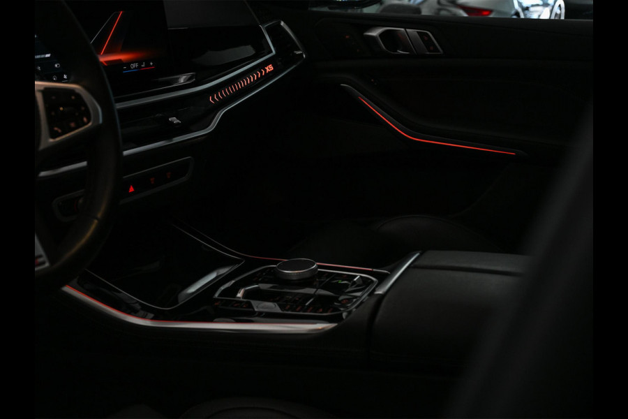 BMW X5 xDrive50e M-Sport Pro | Panoramadak | M-Performance Seats | HUD | 360 Camera | Stoelverwarming + Ventilatie | Memory Seats | Ambiance Interieur | Soft Close | Iconic Glow | Achterbank Verwarming |