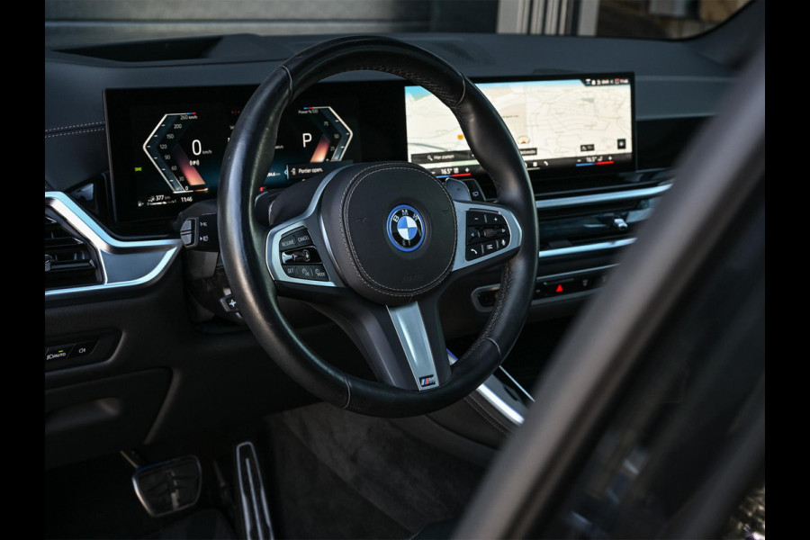 BMW X5 xDrive50e M-Sport Pro | Panoramadak | M-Performance Seats | HUD | 360 Camera | Stoelverwarming + Ventilatie | Memory Seats | Ambiance Interieur | Soft Close | Iconic Glow | Achterbank Verwarming |