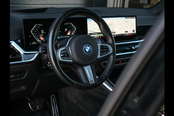 BMW X5 xDrive50e M-Sport Pro | Panoramadak | M-Performance Seats | HUD | 360 Camera | Stoelverwarming + Ventilatie | Memory Seats | Ambiance Interieur | Soft Close | Iconic Glow | Achterbank Verwarming |
