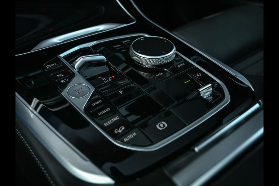 BMW X5 xDrive50e M-Sport Pro | Panoramadak | M-Performance Seats | HUD | 360 Camera | Stoelverwarming + Ventilatie | Memory Seats | Ambiance Interieur | Soft Close | Iconic Glow | Achterbank Verwarming |
