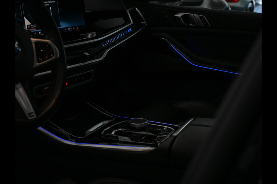 BMW X5 xDrive50e M-Sport Pro | Panoramadak | M-Performance Seats | HUD | 360 Camera | Stoelverwarming + Ventilatie | Memory Seats | Ambiance Interieur | Soft Close | Iconic Glow | Achterbank Verwarming |