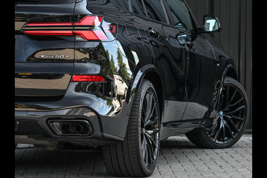 BMW X5 xDrive50e M-Sport Pro | Panoramadak | M-Performance Seats | HUD | 360 Camera | Stoelverwarming + Ventilatie | Memory Seats | Ambiance Interieur | Soft Close | Iconic Glow | Achterbank Verwarming |