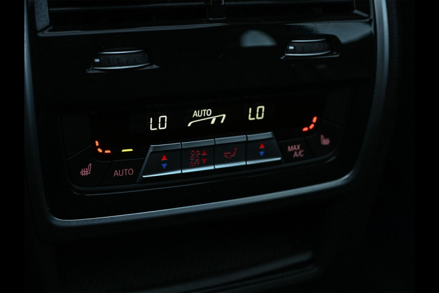 BMW X5 xDrive50e M-Sport Pro | Panoramadak | M-Performance Seats | HUD | 360 Camera | Stoelverwarming + Ventilatie | Memory Seats | Ambiance Interieur | Soft Close | Iconic Glow | Achterbank Verwarming |