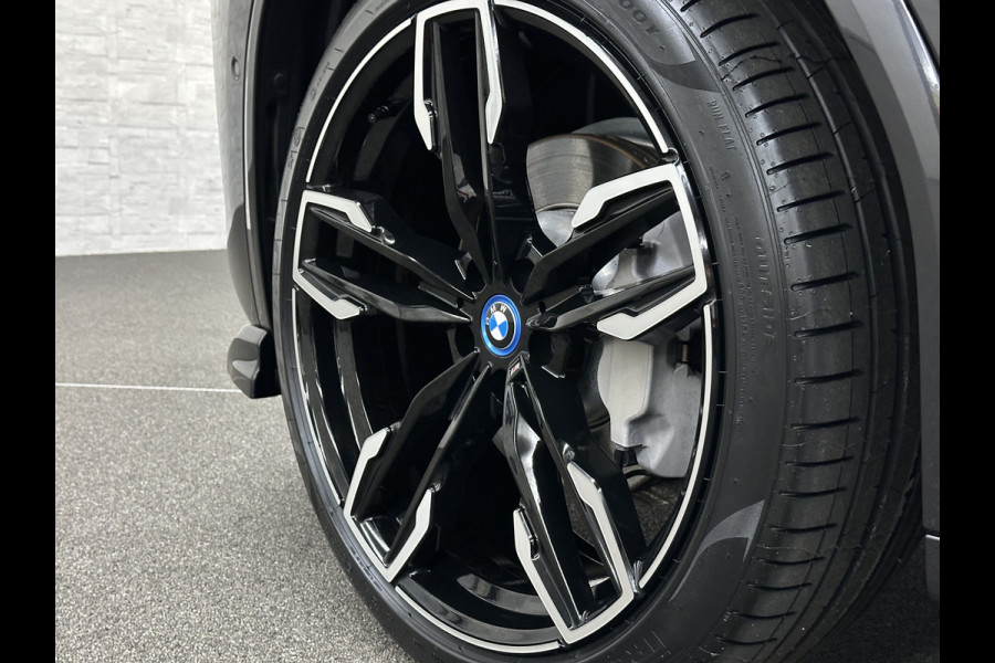 BMW iX3 M-Sport | Sophisto Grey! | Panorama | ACC | Leder | Memory | El. Trekhaak | 97.6% SOH | Sfeerverlichting | 3-Zone Clima | Carplay | LED | Btw auto, 35250,= ex. | Rijklaar incl. Bovag garantie!