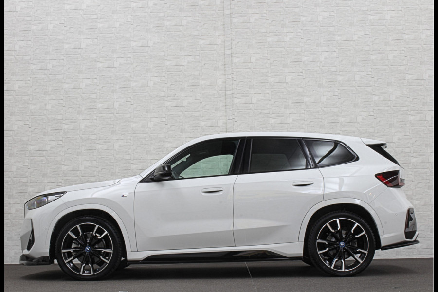 BMW iX1 30 313pk X-Drive M-Sport Performance | Adaptief Led | Sportstoelen | Keyless | 4WD | Adaptieve Cruise en Struurwielverw. voorbereid | Antraciet Hemel | Carplay | Sfeerverlichting | 1200kg Trekgewicht | Camera | Bovag Garantie.