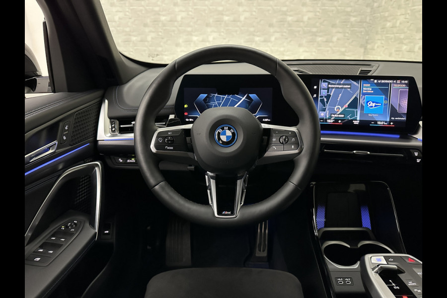 BMW iX1 30 313pk X-Drive M-Sport Performance | Adaptief Led | Sportstoelen | Keyless | 4WD | Adaptieve Cruise en Struurwielverw. voorbereid | Antraciet Hemel | Carplay | Sfeerverlichting | 1200kg Trekgewicht | Camera | Bovag Garantie.