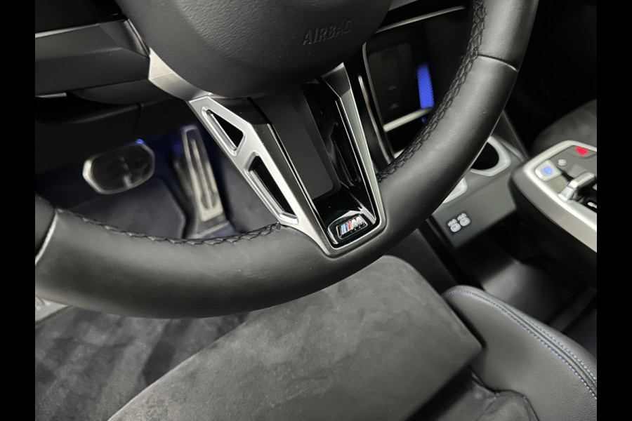 BMW iX1 30 313pk X-Drive M-Sport Performance | Adaptief Led | Sportstoelen | Keyless | 4WD | Adaptieve Cruise en Struurwielverw. voorbereid | Antraciet Hemel | Carplay | Sfeerverlichting | 1200kg Trekgewicht | Camera | Bovag Garantie.