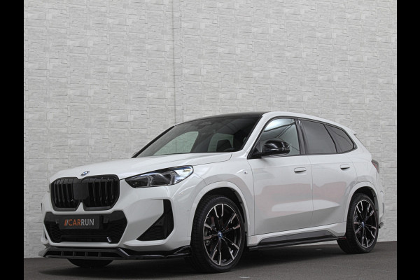 BMW iX1 30 313pk X-Drive M-Sport Performance | Adaptief Led | Sportstoelen | Keyless | 4WD | Adaptieve Cruise en Struurwielverw. voorbereid | Antraciet Hemel | Carplay | Sfeerverlichting | 1200kg Trekgewicht | Camera | Bovag Garantie.