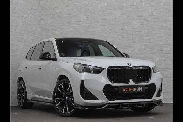 BMW iX1 30 313pk X-Drive M-Sport Performance | Adaptief Led | Sportstoelen | Keyless | 4WD | Adaptieve Cruise en Struurwielverw. voorbereid | Antraciet Hemel | Carplay | Sfeerverlichting | 1200kg Trekgewicht | Camera | Bovag Garantie.