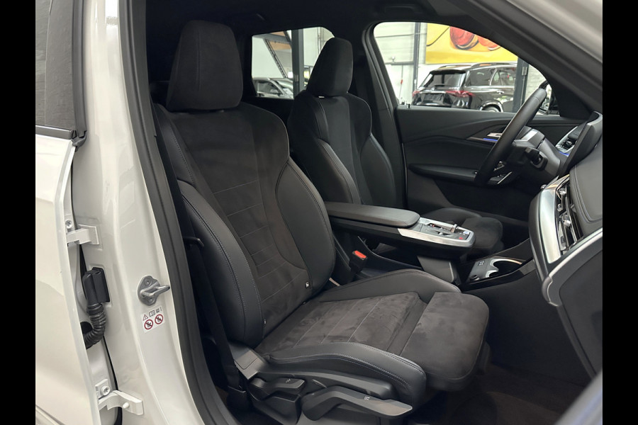 BMW iX1 30 313pk X-Drive M-Sport Performance | Adaptief Led | Sportstoelen | Keyless | 4WD | Adaptieve Cruise en Struurwielverw. voorbereid | Antraciet Hemel | Carplay | Sfeerverlichting | 1200kg Trekgewicht | Camera | Bovag Garantie.