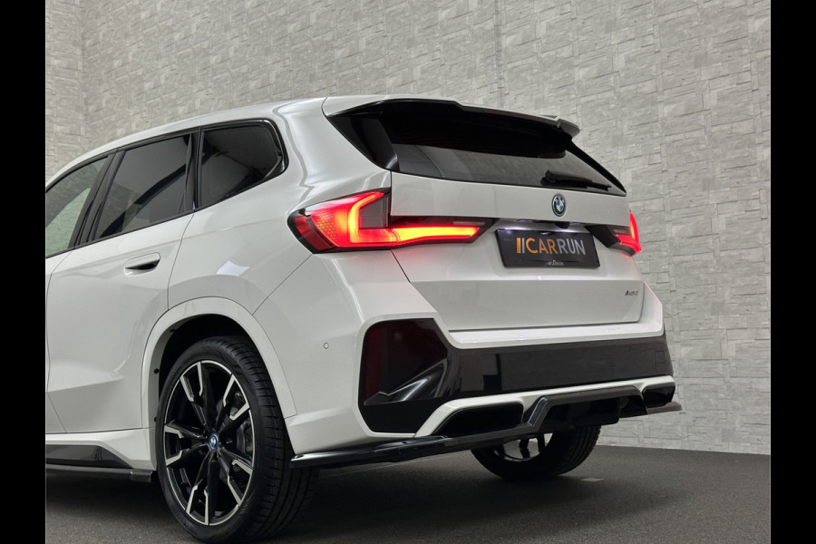 BMW iX1 30 313pk X-Drive M-Sport Performance | Adaptief Led | Sportstoelen | Keyless | 4WD | Adaptieve Cruise en Struurwielverw. voorbereid | Antraciet Hemel | Carplay | Sfeerverlichting | 1200kg Trekgewicht | Camera | Bovag Garantie.