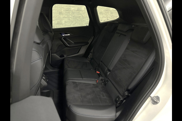BMW iX1 30 313pk X-Drive M-Sport Performance | Adaptief Led | Sportstoelen | Keyless | 4WD | Adaptieve Cruise en Struurwielverw. voorbereid | Antraciet Hemel | Carplay | Sfeerverlichting | 1200kg Trekgewicht | Camera | Bovag Garantie.