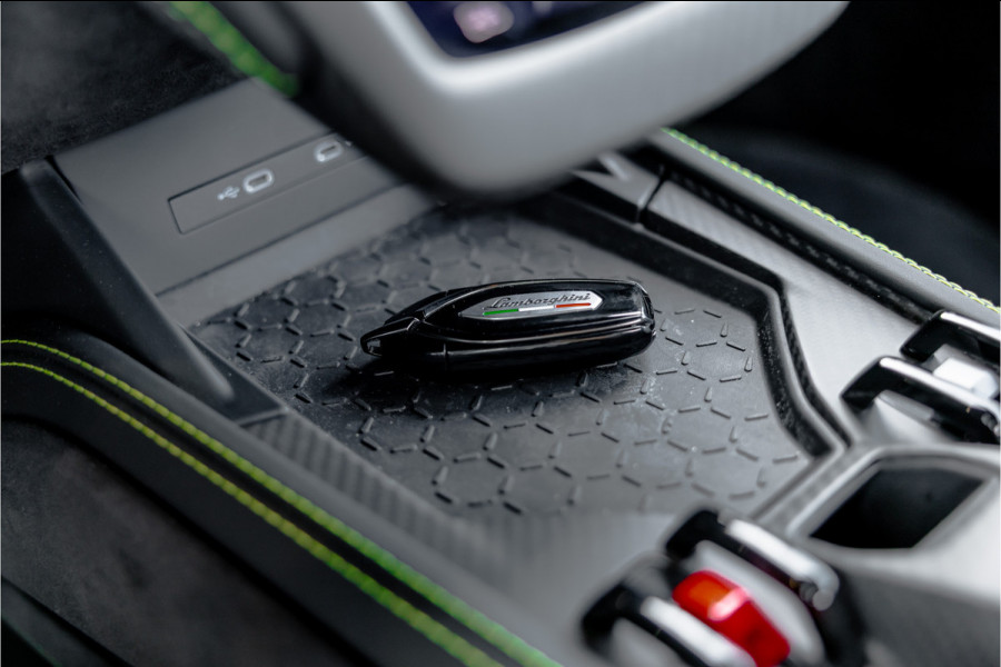 Lamborghini Revuelto 6.5 V12 - Alcantara | Carbon | Passenger Display | 21"