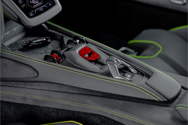 Lamborghini Revuelto 6.5 V12 - Alcantara | Carbon | Passenger Display | 21"