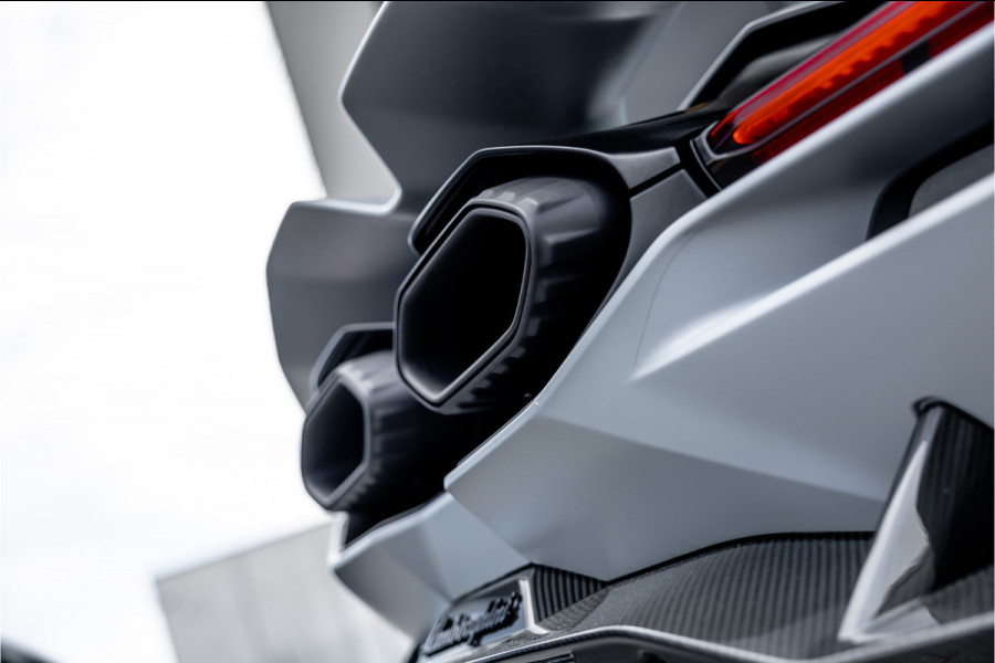 Lamborghini Revuelto 6.5 V12 - Alcantara | Carbon | Passenger Display | 21"