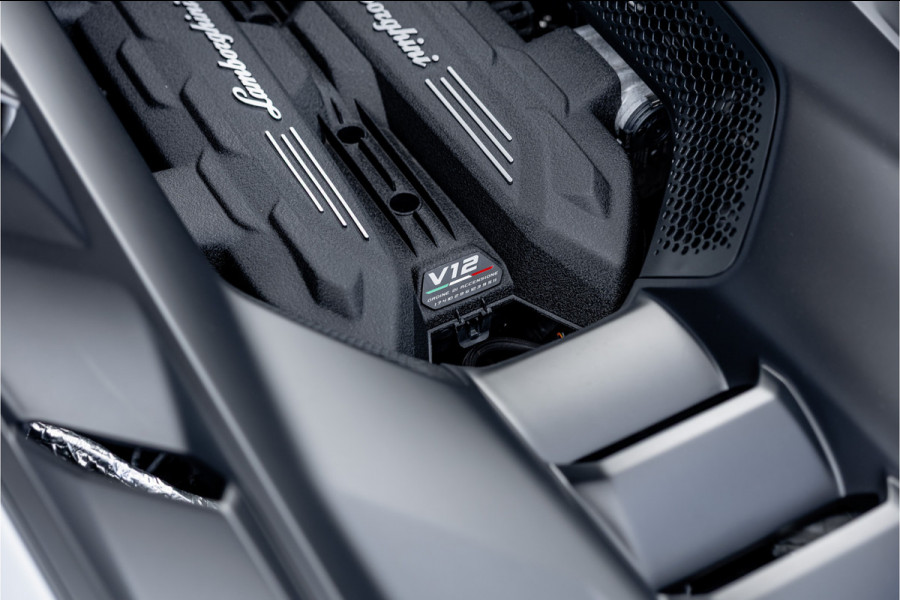 Lamborghini Revuelto 6.5 V12 - Alcantara | Carbon | Passenger Display | 21"