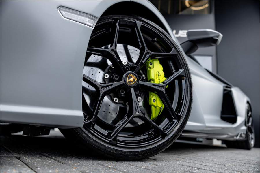 Lamborghini Revuelto 6.5 V12 - Alcantara | Carbon | Passenger Display | 21"