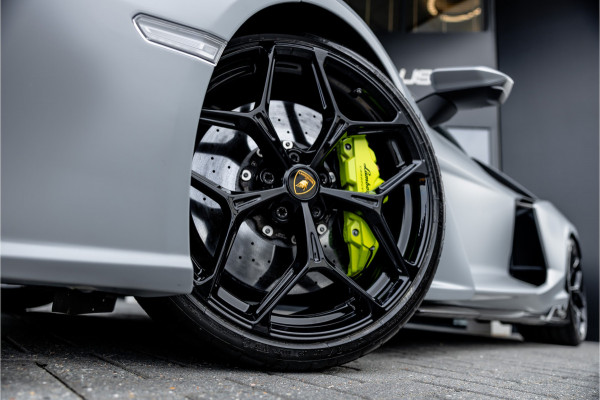 Lamborghini Revuelto 6.5 V12 - Alcantara | Carbon | Passenger Display | 21"