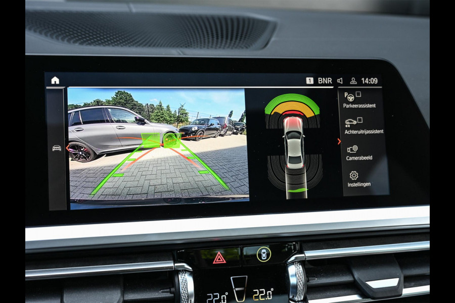 BMW 3-serie 330i High Executive M-Sport Pro | Panoramadak | HUD | Harman/Kardon | Memory Seats | Active Cruise | BMW Gesture Control | Camera | Stoelverwarming V+A | Ambiance Interieur | Stuurverwarming |