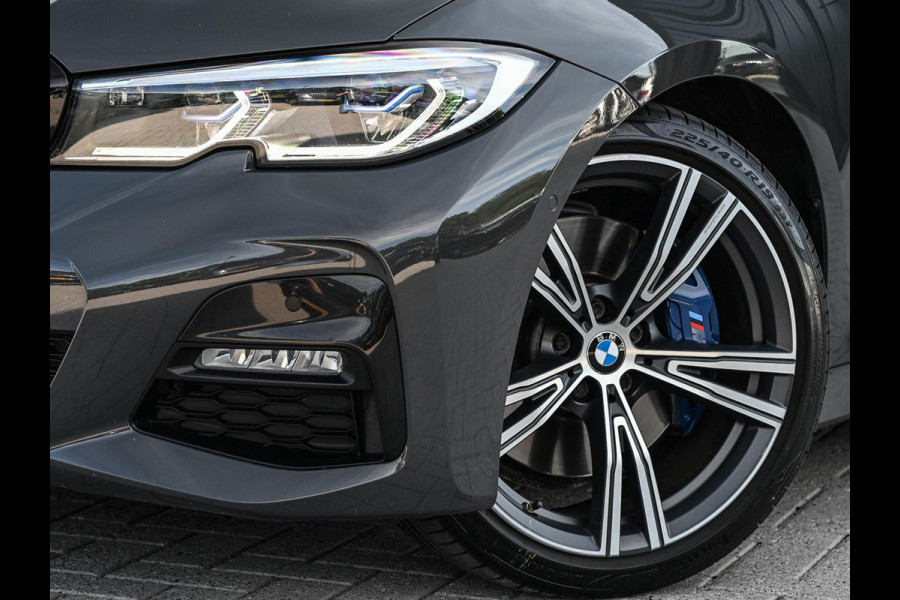 BMW 3-serie 330i High Executive M-Sport Pro | Panoramadak | HUD | Harman/Kardon | Memory Seats | Active Cruise | BMW Gesture Control | Camera | Stoelverwarming V+A | Ambiance Interieur | Stuurverwarming |