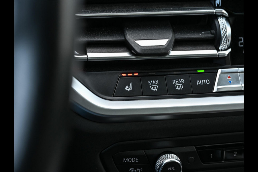 BMW 3-serie 330i High Executive M-Sport Pro | Panoramadak | HUD | Harman/Kardon | Memory Seats | Active Cruise | BMW Gesture Control | Camera | Stoelverwarming V+A | Ambiance Interieur | Stuurverwarming |