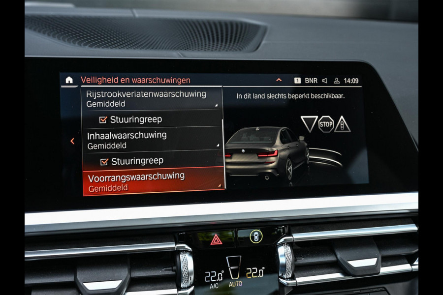 BMW 3-serie 330i High Executive M-Sport Pro | Panoramadak | HUD | Harman/Kardon | Memory Seats | Active Cruise | BMW Gesture Control | Camera | Stoelverwarming V+A | Ambiance Interieur | Stuurverwarming |